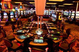 Lucky Twins live dealer dealing cards